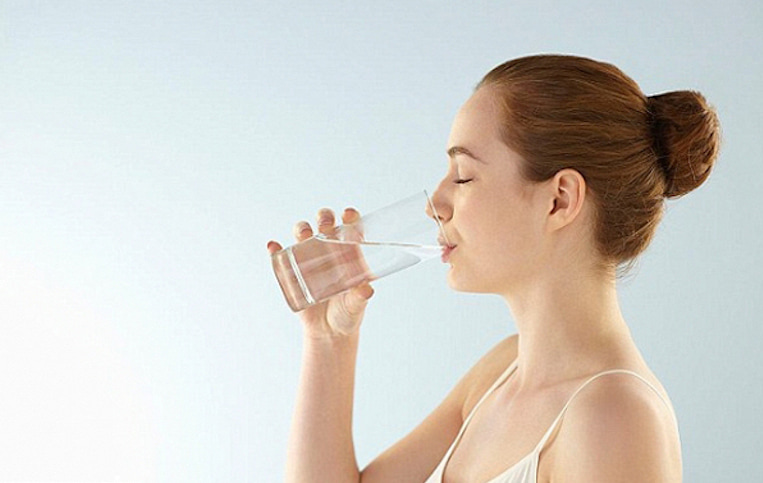 Nước ấm giúp tăng cường tuần hoàn máu trong cơ thể, từ đó giảm đi những cơn đau