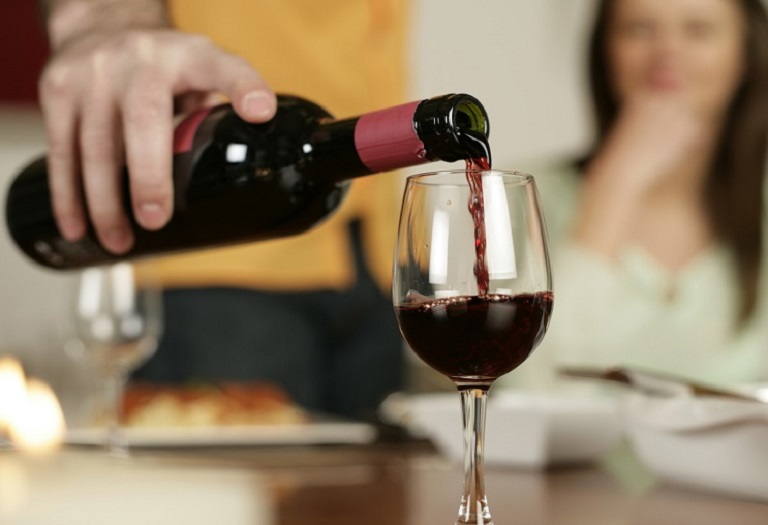 Rượu vang đỏ giúp tăng cường sinh lý nam khá tốt