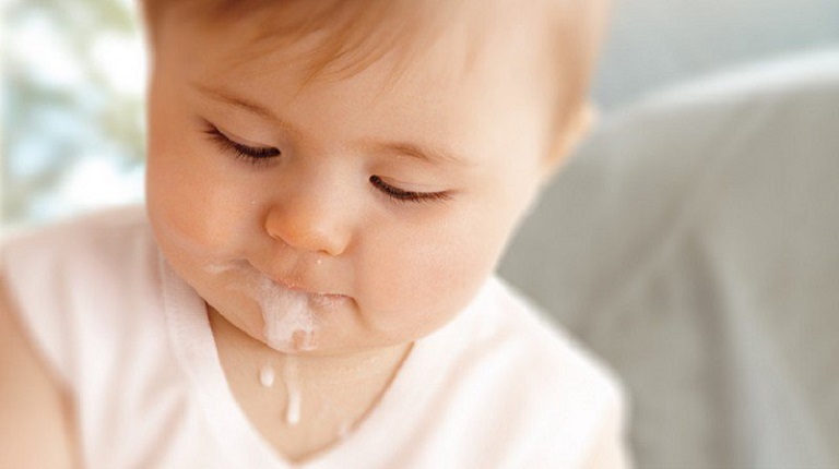 Trào ngược dạ dày ở trẻ 2 tháng tuổi là tình trạng thức ăn trong dạ dày bị trào ngược lên thực quản