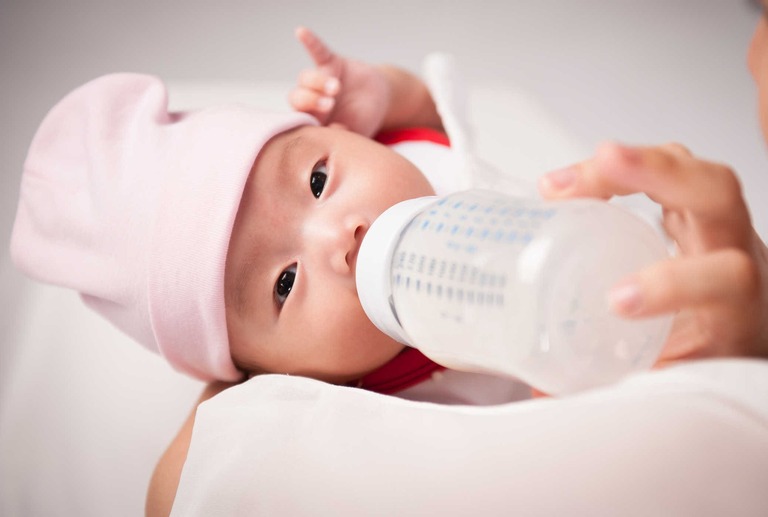 Chức năng tiêu hóa của trẻ sơ sinh chưa hoàn thiện dễ khiến trẻ bị trào ngược