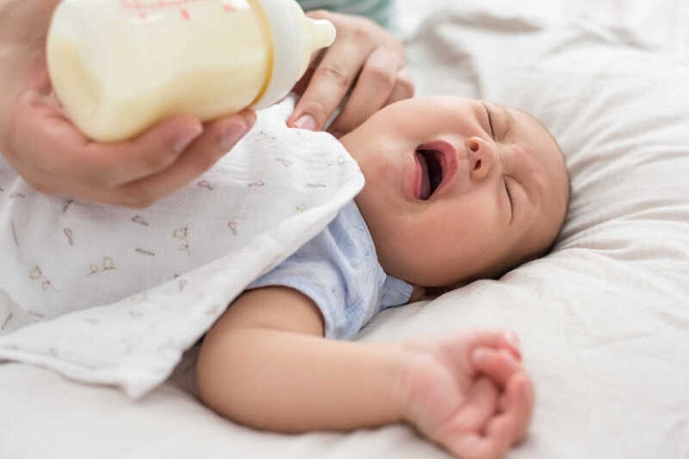 Đặt trẻ nằm ngửa nhiều khiến thức ăn khó tiêu hóa