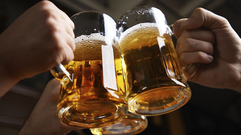 Bia gây nhiều tác động đến sức khỏe, bạn nên nhớ một số lưu ý trước khi uống