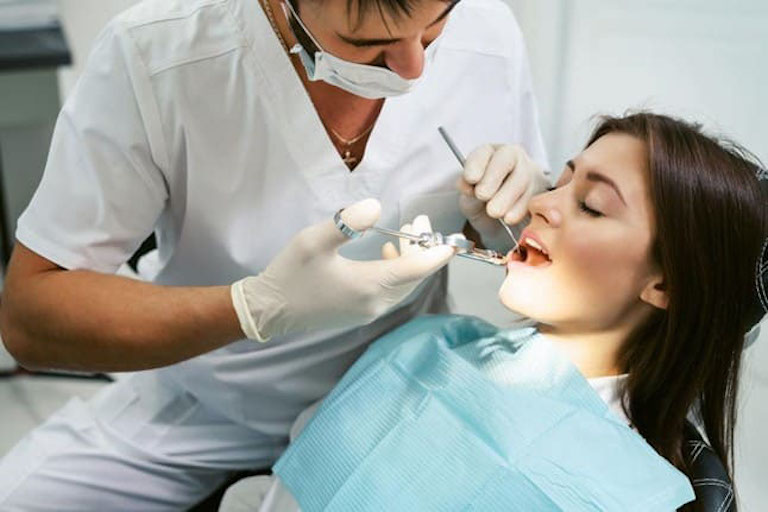 Sau khi bọc răng nếu gặp tình trạng hơi thở có mùi bạn nên đến nha sĩ để thăm khám