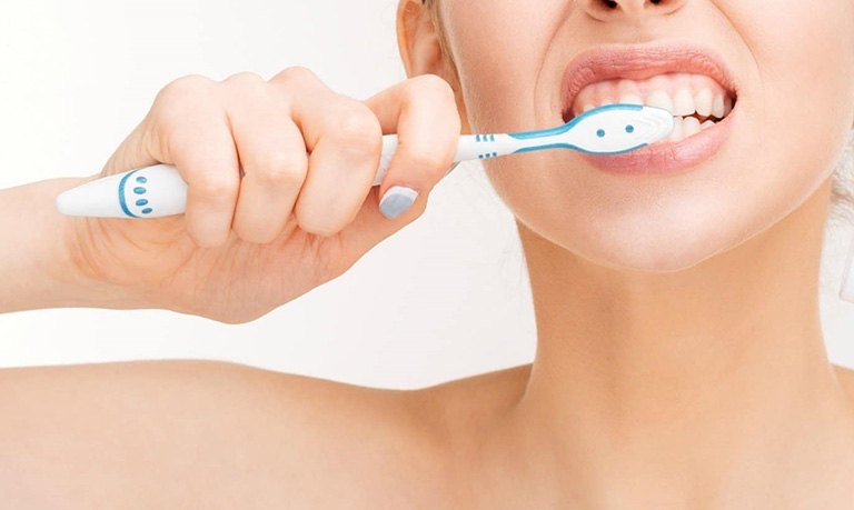 Vệ sinh răng miệng đều đặn mỗi ngày để loại bỏ nguy cơ vi khuẩn phát sinh
