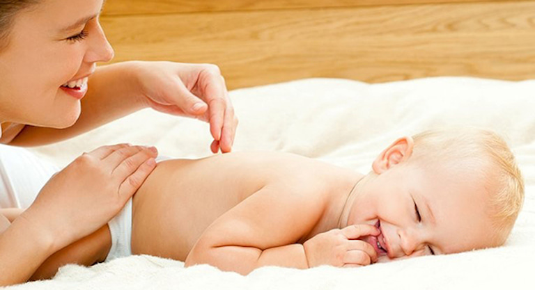 Tập thể dục cho con mỗi ngày bằng các bài tập massage nhẹ nhàng sẽ giúp con thỏa mái hơn