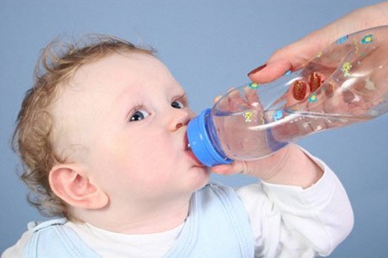 Cho trẻ uống nhiều nước cũng là cách chữa táo bón cho trẻ 7 tháng tuổi
