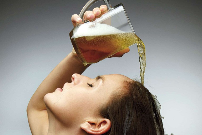 Gội đầu bằng bia giúp cải thiện tình trạng rụng tóc