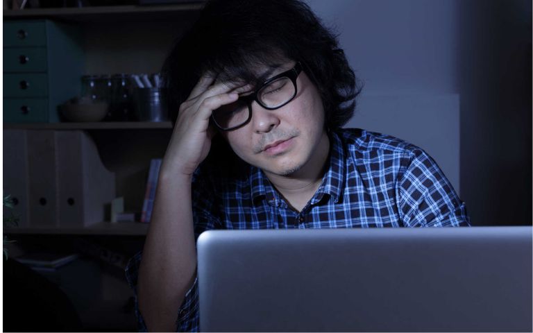 Một số thói quen sinh hoạt xấu như thức khuya cũng gây ra tình trạng này