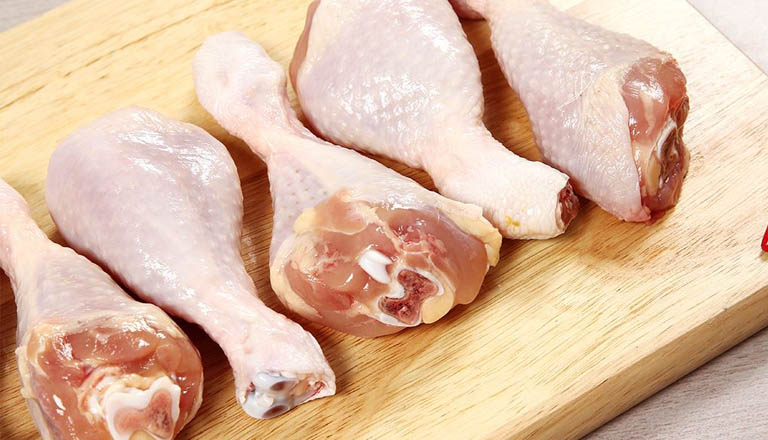 Bệnh nhân nên ăn phần thịt đùi gà để hạn chế purin