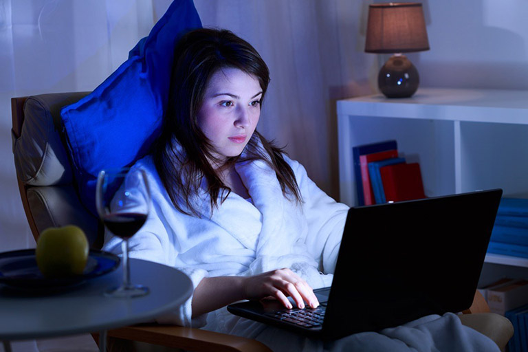 Thói quen thức khuya kéo dài cũng có thể là nguyên nhân gây mất ngủ