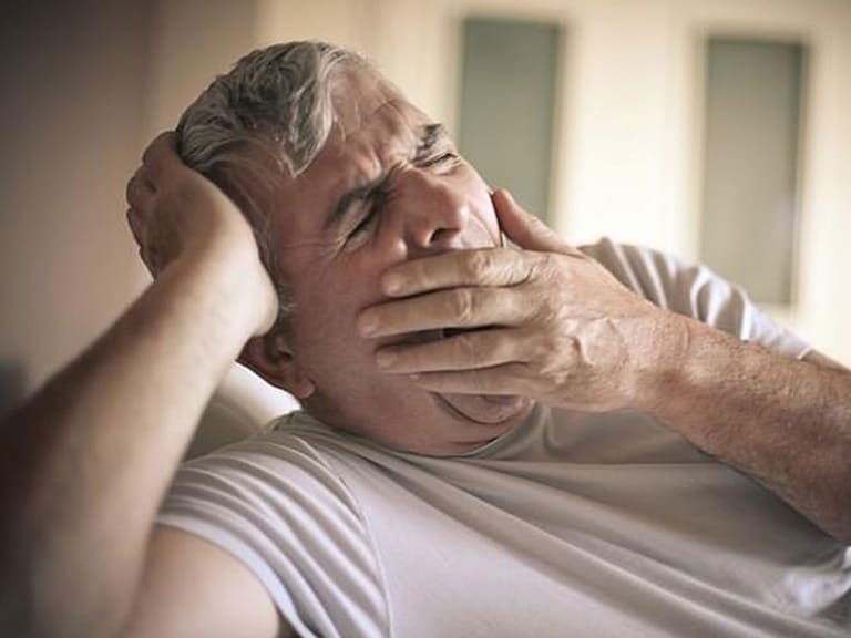 Mất ngủ là bệnh phổ biến ở người già và có tỉ lệ gia tăng ở người trẻ
