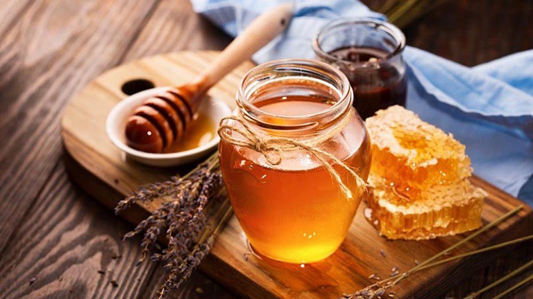 Một ly trà mật ong vào buổi tối sẽ giúp bạn ngủ ngon hơn