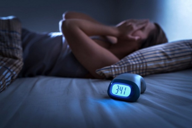 Có nhiều nguyên nhân dẫn đến mất ngủ tiền mãn kinh