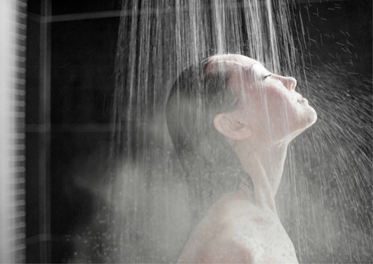 Tắm nước ấm là liệu pháp trị mất ngủ tại nhà tương đối hữu hiệu