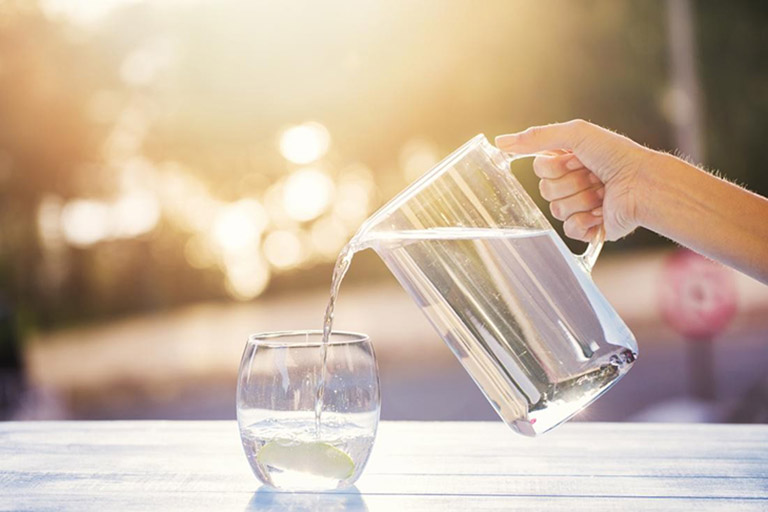 Bị đau dạ dày nên làm gì - Uống đủ nước để cơ thể khỏe hơn