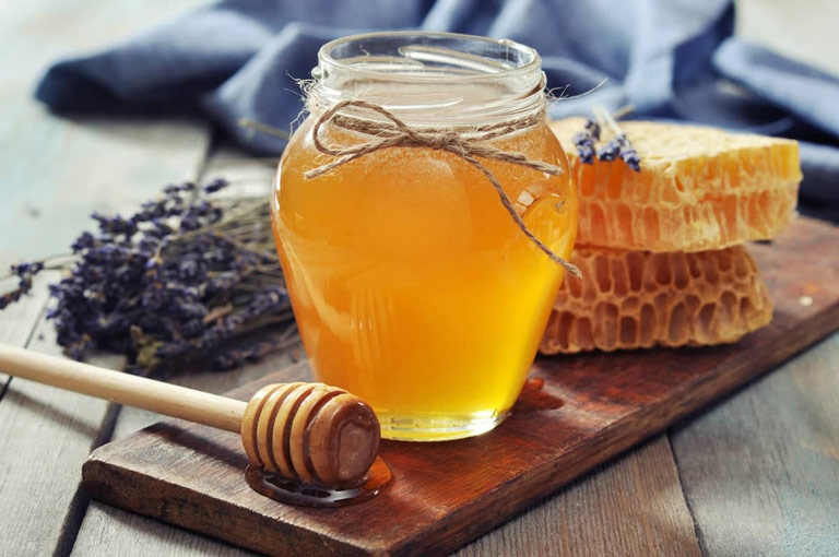 Dùng mật ong nguyên chất giúp mượt tóc, sạch gàu