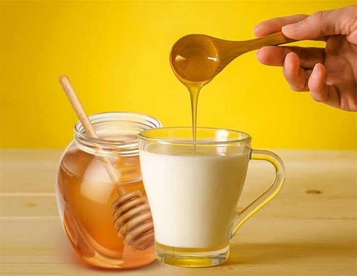 Một cốc sữa tươi mật ong thơm ngon, giúp bạn ngủ ngon