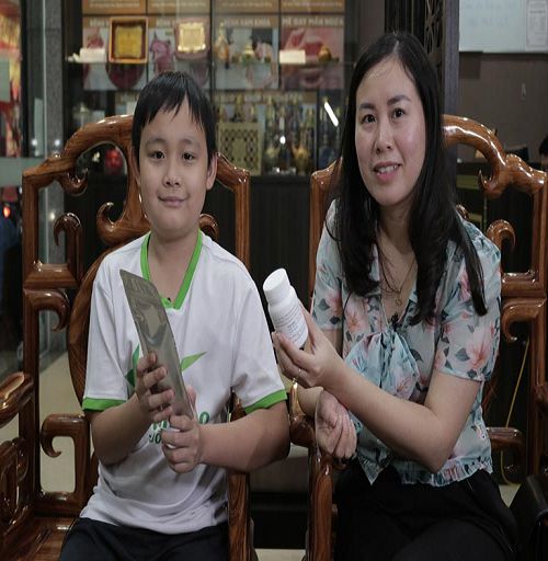 Hình ảnh Thái Minh và mẹ tại nhà thuốc Đỗ Minh Đường 