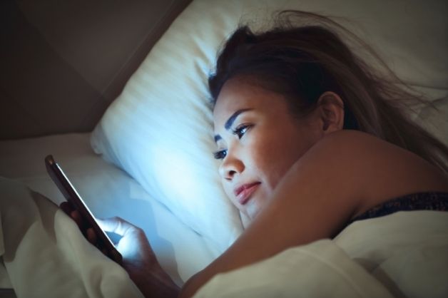 Hạn chế sử dụng điện thoại hay máy tính vào buổi tối đặc biệt trước khi đi ngủ 30 phút
