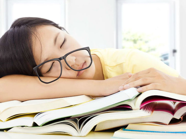 Áp lực học hành khiến nhiều bạn trẻ rơi vào tình trạng mất ăn mất ngủ
