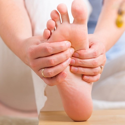Thoát vị đĩa đệm gây tê chân gây tê chân khiến người bệnh đau nhức, khó chịu