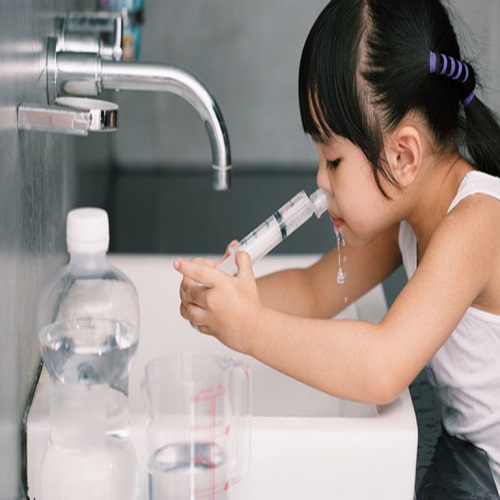 Hãy thường xuyên sử dụng nước muối để vệ sinh mũi họng