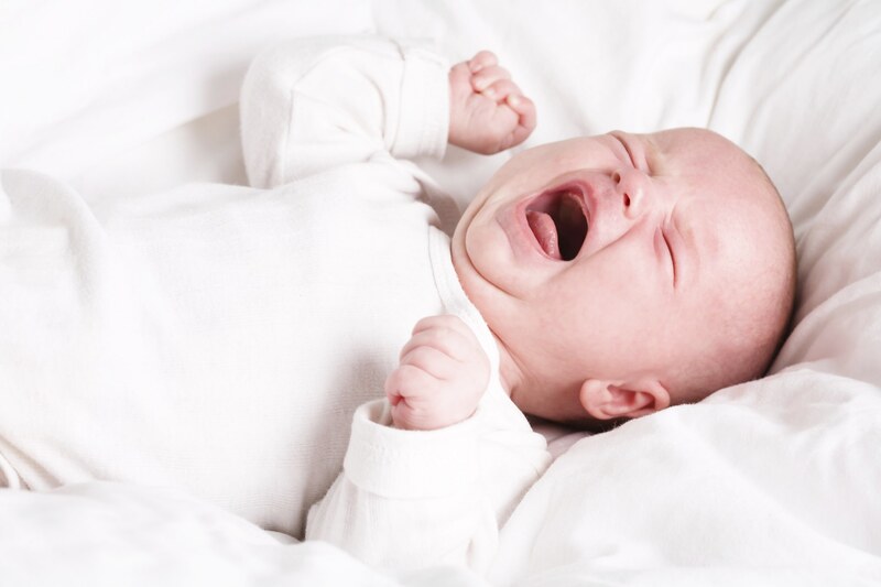 Trẻ khó ngủ thường đi kèm hiện tượng quấy khóc, mệt mỏi