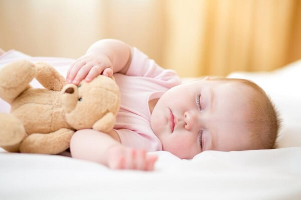 Nhiệt độ mát mẻ, phòng ngủ sạch sẽ giúp bé vào giấc dễ dàng hơn