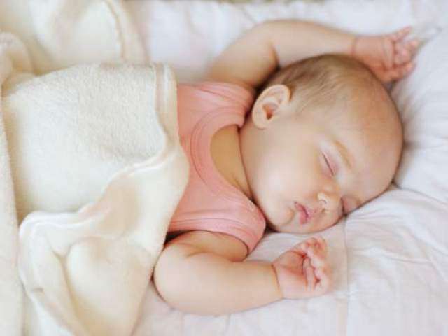 Hãy cho trẻ đến gặp bác sĩ để được chẩn đoán chính xác về nguyên nhân gây khó ngủ ở trẻ