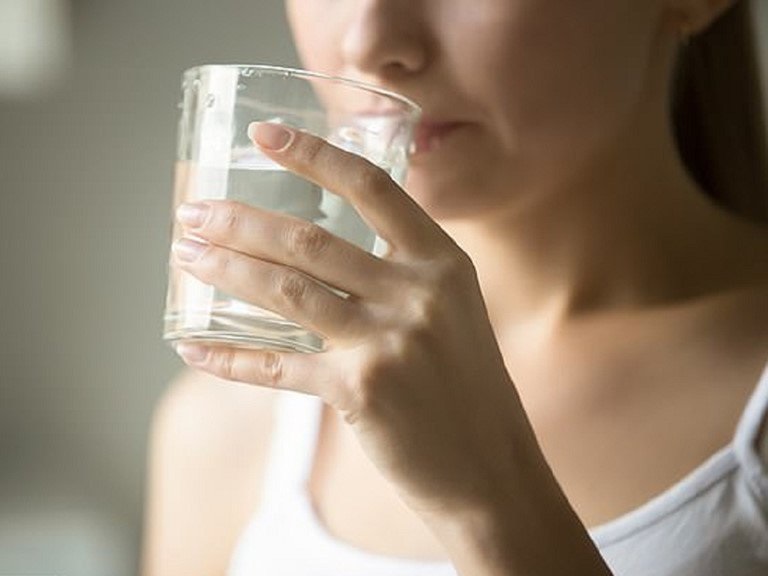 Uống nhiều nước để giảm tiết dịch nhầy