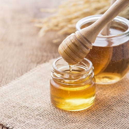 Mật ong được sử dụng với mục đích làm giảm viêm, sưng, đau rát cổ họng, ho