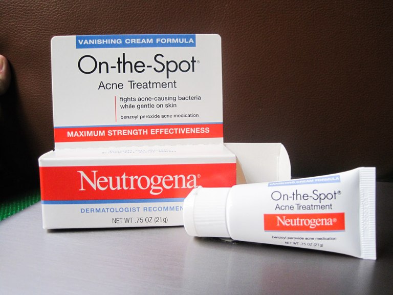 Neutrogena On The Spot Acne Treatment 21g lựa chọn hoàn hảo cho những người da bị mụn ẩn