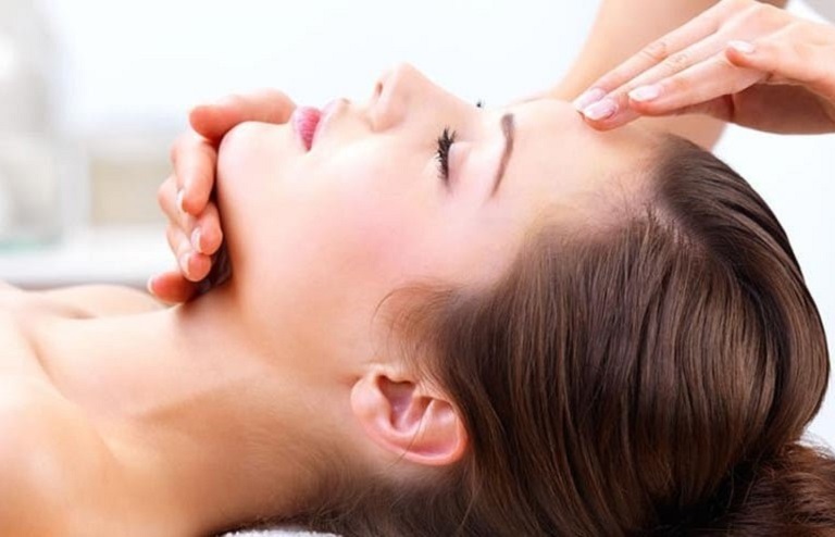 Massage đầu để điều trị chứng viêm xoang