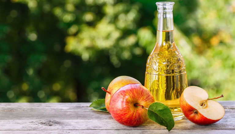 Giấm táo có thể kết hợp với chanh và bột nghệ để giảm sưng đau