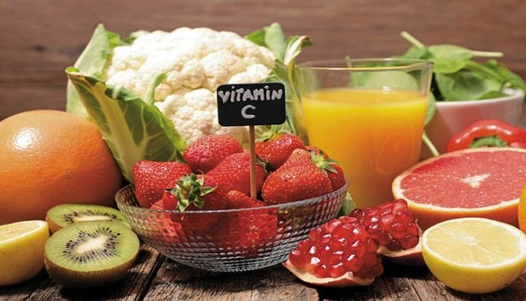 Bạn nên dùng nhiều hoa quả giàu vitamin C