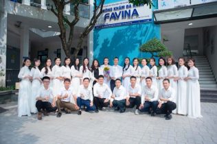 Tập thể CBNV Favina Hospital trong trang phục áo trắng