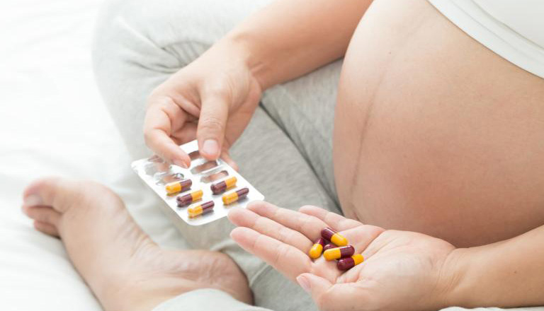 Uống các loại thuốc trong thời kỳ mang thai có thể gây ra mụn trứng cá ở trẻ sơ sinh