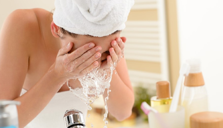 Làm sạch da không cẩn thận là một trong các nguyên nhân gây mụn
