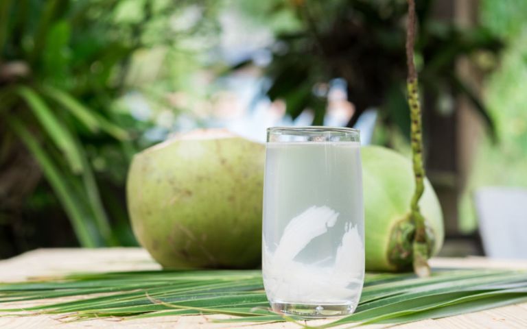 Các chuyên gia cho biết nước dừa là thức uống vừa ngọt lành vừa có lợi cho sức khỏe