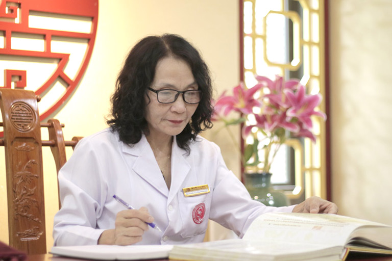 Bác sĩ Lê Phương có gần 40 năm kinh nghiệm thăm khám chữa bằng YHCT