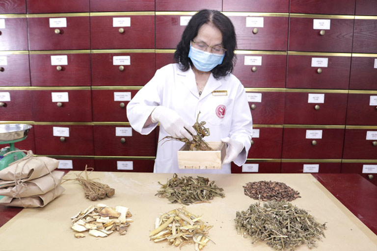 Bác sĩ Lê Phương chú trọng đẩy mạnh các bài thuốc thảo dược Đông y để đáp ứng cho nhiều cơ địa người bệnh