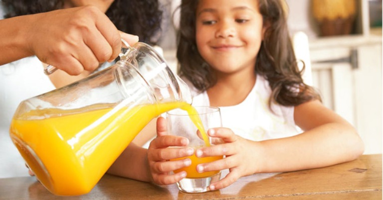 Cho bé uống nước cam để hỗ trợ hạ sốt và tăng đề kháng