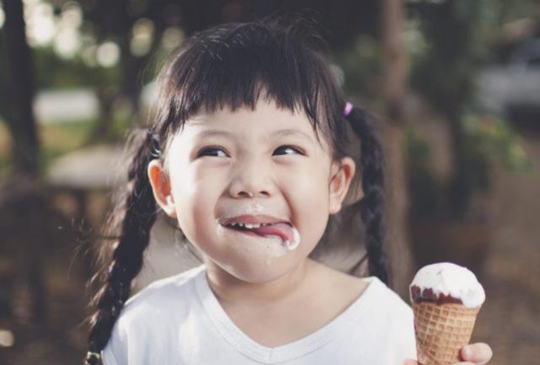 Cho trẻ ăn kem lạnh giúp giảm đau rát tại vùng họng tạm thời