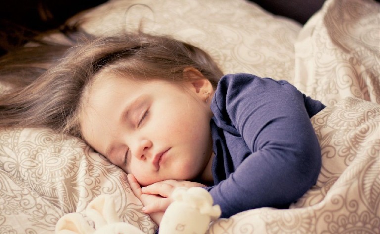 Trẻ bị viêm amidan cần được nghỉ ngơi nhiều hơn bình thường
