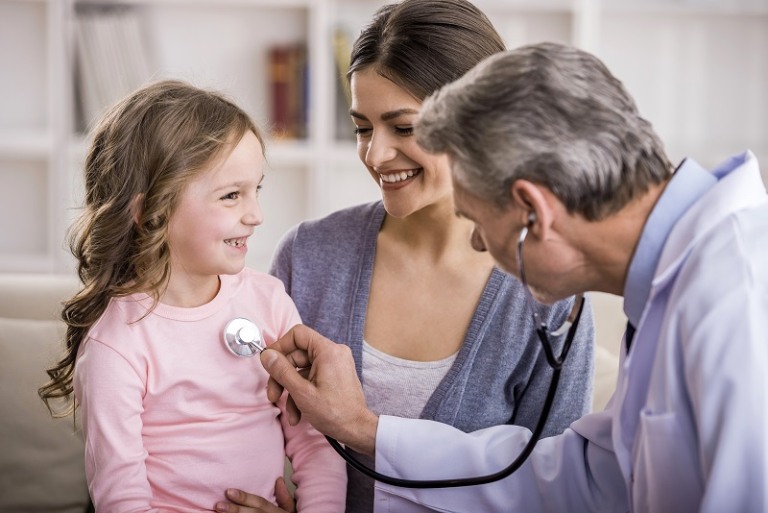 Đưa trẻ đến gặp bác sĩ để được thăm khám chuyên khoa khi cần thiết