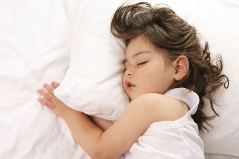 Nên cho trẻ nghỉ ngơi nhiều giúp tích trữ năng lượng để phục hồi