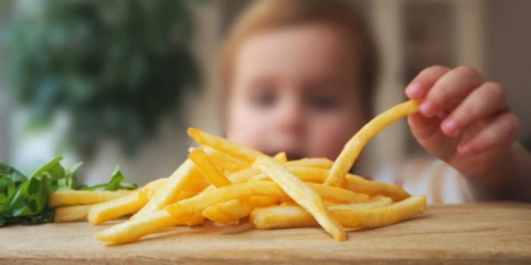 Thói quen tiêu thụ đồ ăn nhanh của trẻ là yếu tố làm gia tăng nguy cơ mắc bệnh