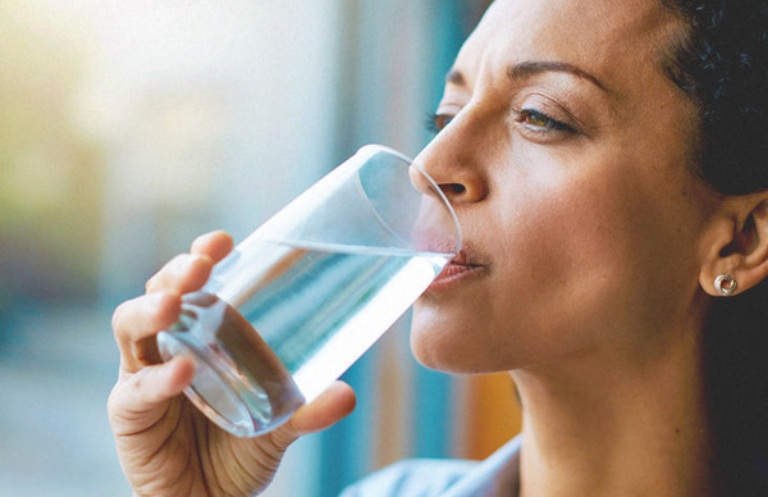 Nên bổ sung nhiều nước cho cơ thể để ngăn ngừa sự phát triển của vi khuẩn bên trong vòm họng