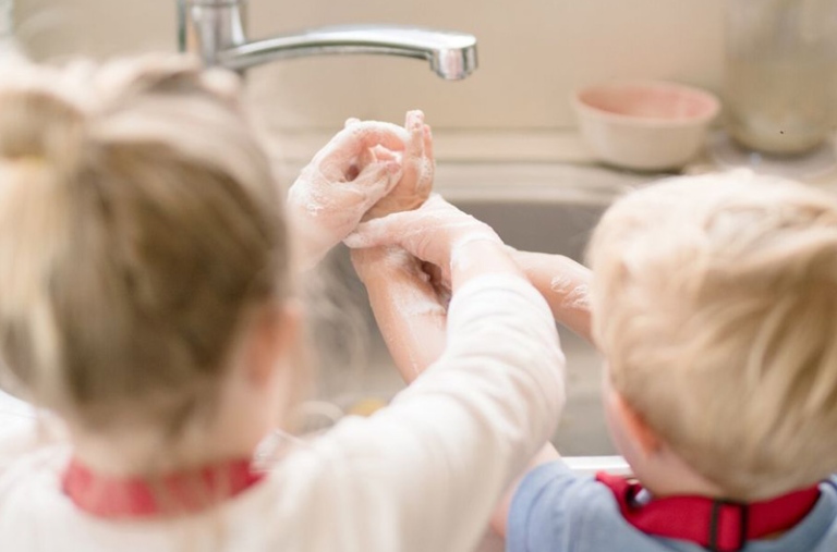 Tập cho bé thói quen rửa tay sạch sẽ trước khi ăn