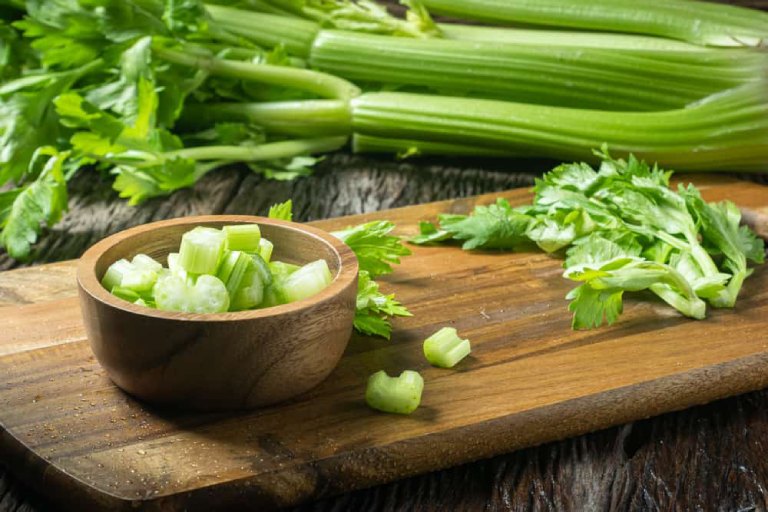 Trị viêm họng bằng rau cần tây là phương pháp được nhiều người áp dụng tại nhà